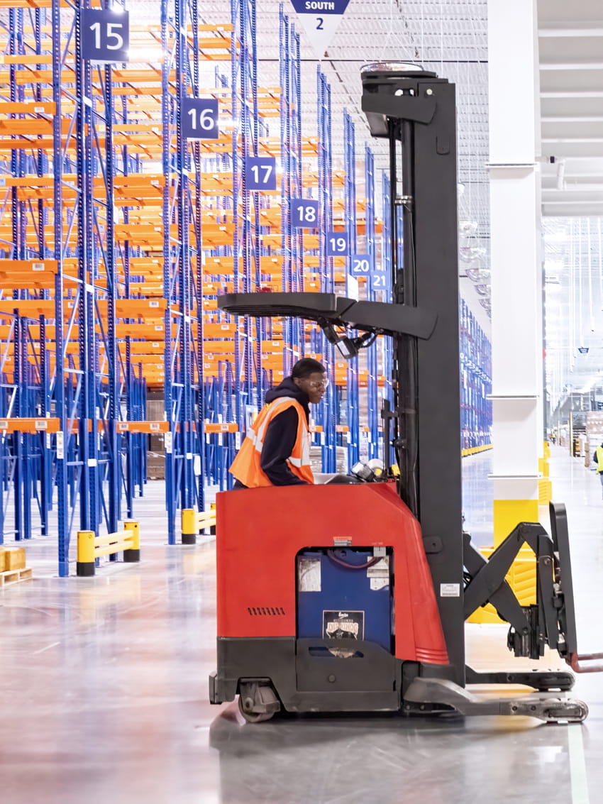 Gabelstapler in einem Warenlager